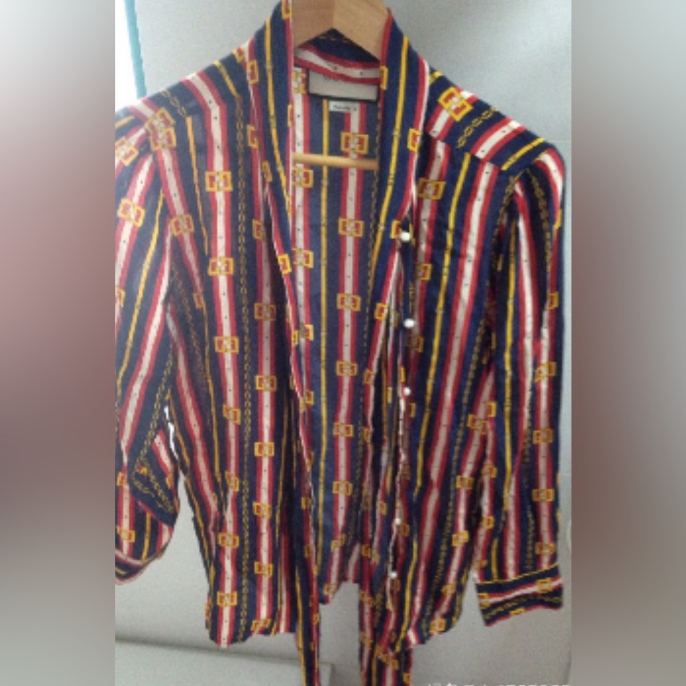 Gucci silk blouse tie neck bow belt chain print